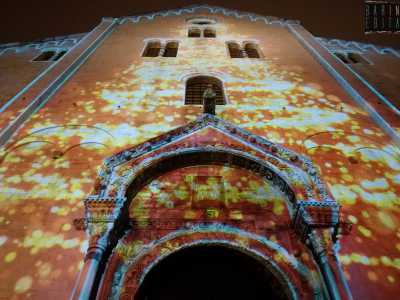Tra luci, riti e folklore, le immagini della veglia di San Nicola